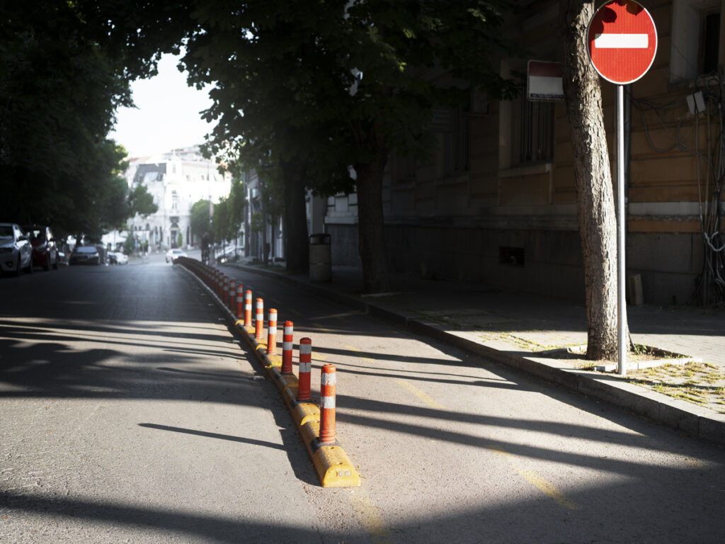 OPTSIGNS | Channelizers vs. Abgrenzer: Key Differences in Traffic Guidance and Safety OPTSIGNS | Channelizers vs. Delineators: Key Differences in Traffic Guidance and Safety