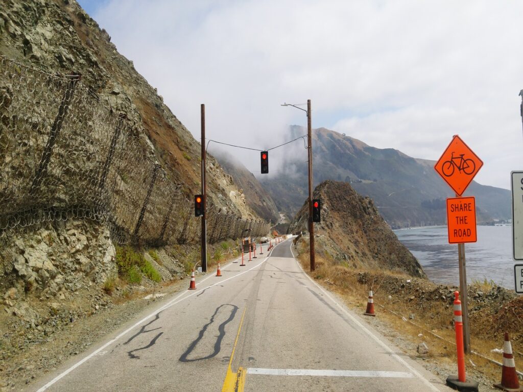 OPCIONES | Why Traffic Delineators Remain Essential in the Age of Intelligent Transportation OPTSIGNS | Why Traffic Delineators Remain Essential in the Age of Intelligent Transportation