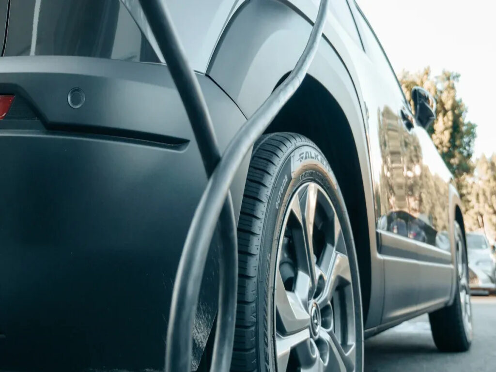 SIGNES OPTIQUES | Smart Traffic Cones and Road Load Capacity: Meeting New Challenges of Electric Vehicle Weight OPTSIGNS | Smart Traffic Cones and Road Load Capacity: Meeting New Challenges of Electric Vehicle Weight