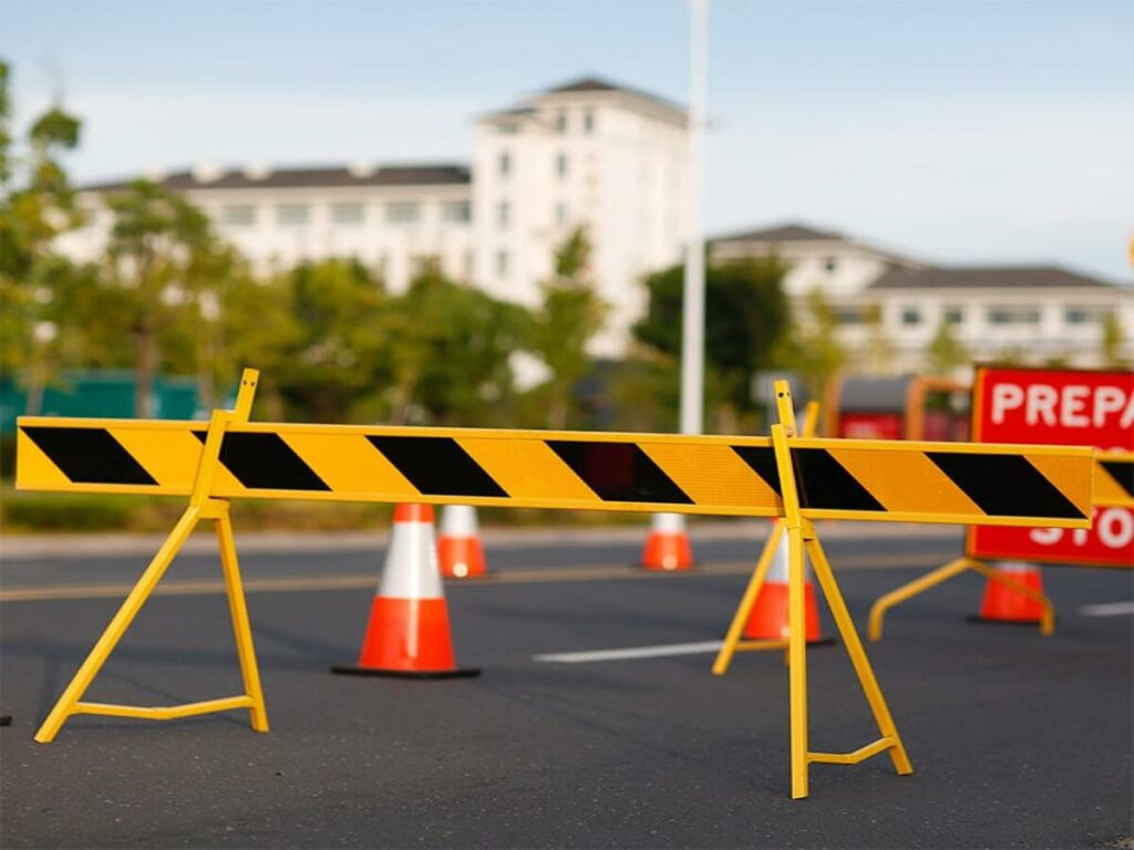 ОПТСАЙНЫ | Barrier Board Legs for Work-Zone Stability OPTSIGNS | Barrier Board Legs for Work-Zone Stability