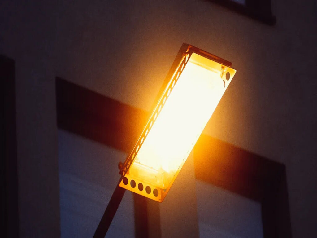 OPCIONES | Tiktok viral expone los conos de tráfico de Sacramento que reemplazan las farolas dañadas durante meses OPTSIGNS | Viral TikTok Exposes Sacramento’s Traffic Cones Replacing Damaged Streetlamps for Months