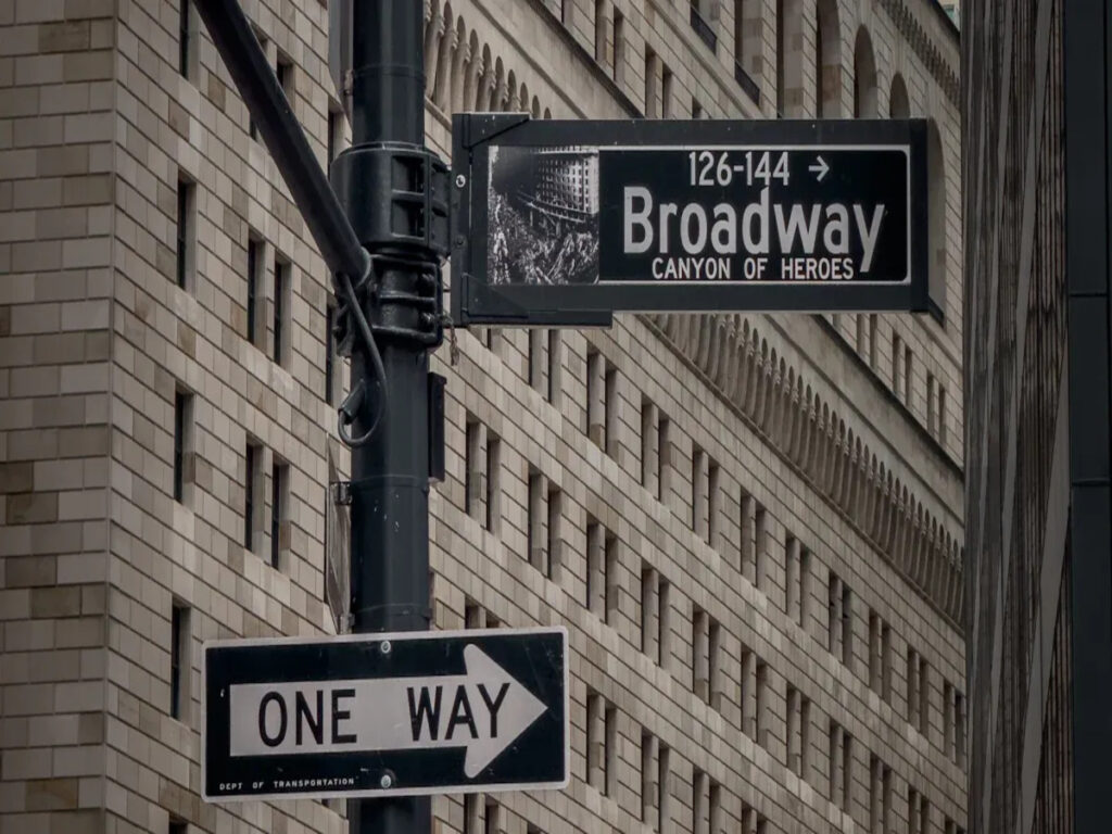 SIGNES OPTIQUES | Street Sign Bracket Materials Compared: Aluminium vs. Steel vs. Plastique OPTSIGNS | Street Sign Bracket Materials Compared: Aluminum vs. Steel vs. Plastic