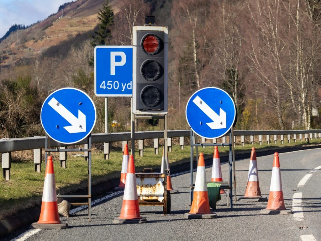SIGNES OPTIQUES | Souins de cône de trafic vs panneaux de cône de trafic: Différences clés, Avantages, et lequel choisir OPTSIGNS | Traffic Cone Sleeves vs Traffic Cone Signs: Key Differences, Benefits, and Which One to Choose