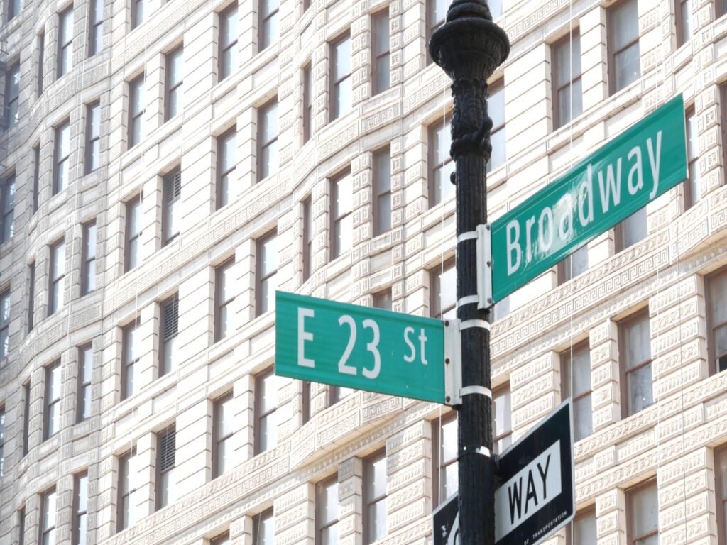 SIGNES OPTIQUES | How the Right Street Sign Bracket Can Extend the Life of Your Street Sign OPTSIGNS | How the Right Street Sign Bracket Can Extend the Life of Your Street Sign