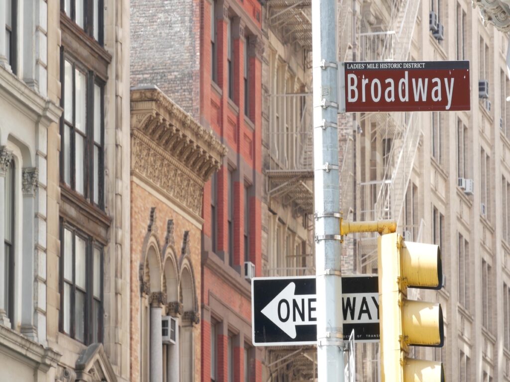 OPTSIGNS | Flat vs. Extruded Street Name Signs: Which One Needs a Stronger Bracket?