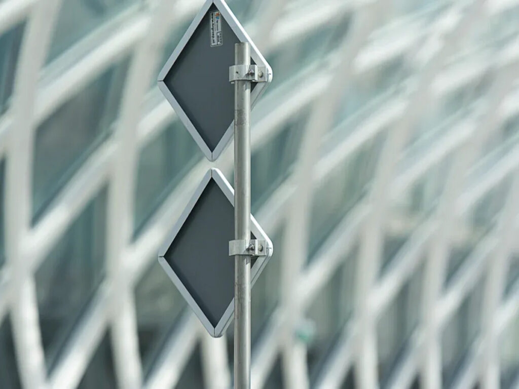 OPTSIGNS | Alumínio de alumínio vs suportes de aço: Prós e contras OPTSIGNS | Aluminum Alloy vs Steel Road Brackets: Pros and Cons