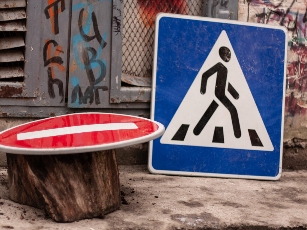 ОПТСАЙНЫ | Sustainability in Road Safety: Eco-Friendly Materials in Road Sign Stands OPTSIGNS | Sustainability in Road Safety: Eco-Friendly Materials in Road Sign Stands