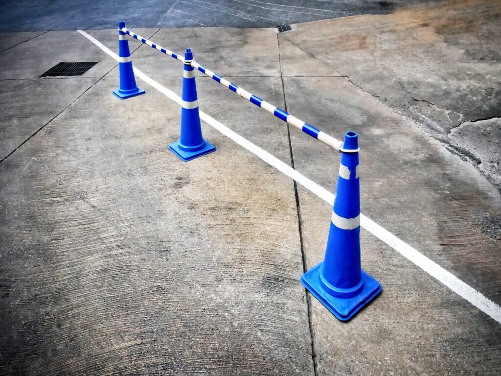 विकल्पसंकेत | Retractable Belt vs. Cone Bars: Which Traffic Cone Barrier System Is Right for You? OPTSIGNS | Retractable Belt vs. Cone Bars: Which Traffic Cone Barrier System Is Right for You?