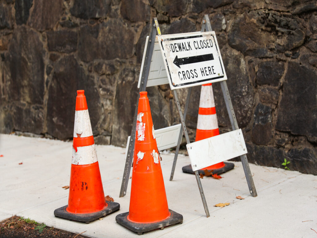 옵션 | 원뿔 표시가 도로 표시 프레임을 교체 할 수 있습니다? Here's When It Works—and When It Doesn't OPTSIGNS | Can a Cone Sign Replace a Road Sign Frame? Here's When It Works—and When It Doesn't
