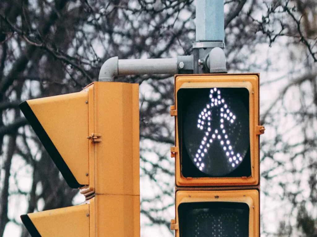OPCIONES | Optimizar las señales de tráfico de peatones & Marcos de firma para la máxima visibilidad de los cruces de peatones OPTSIGNS | Optimize Pedestrian Traffic Signs & Sign Frames for Maximum Crosswalk Visibility