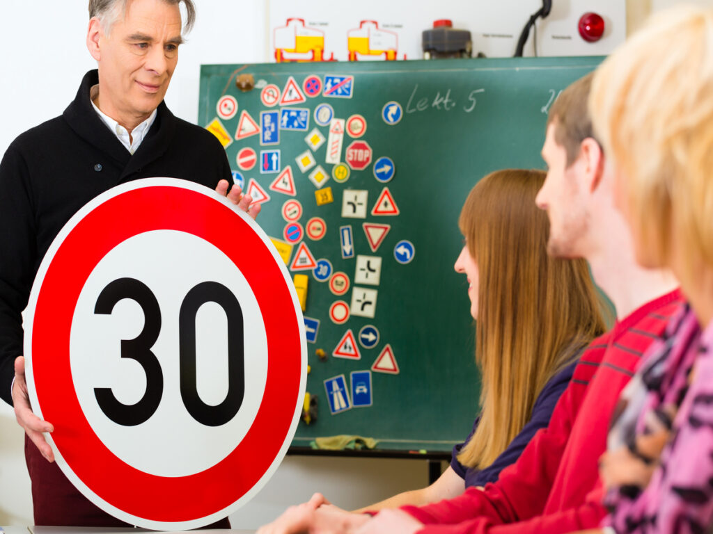 SEGNI OTTICI | A New Perspective on Traffic Safety Education Using Traffic Safety Cones as Teaching Tools for SADD Students OPTSIGNS | A New Perspective on Traffic Safety Education Using Traffic Safety Cones as Teaching Tools for SADD Students