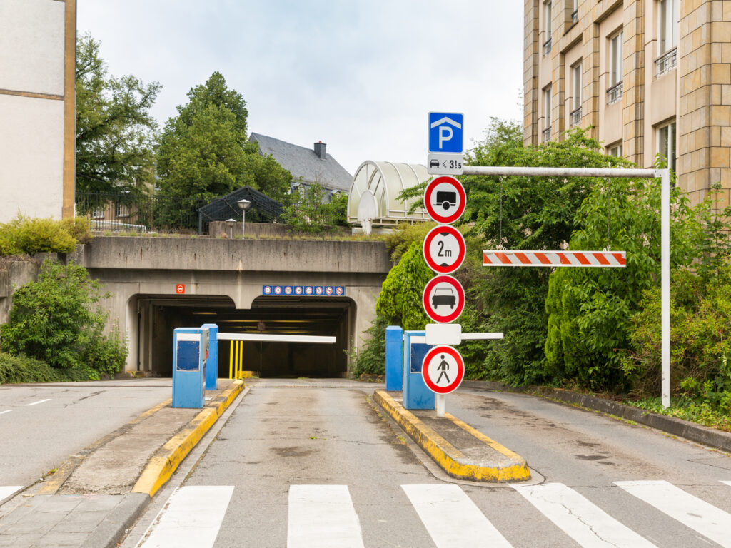 SIGNES OPTIQUES | What’s New in Traffic Sign Frames Technology: From Lightweight Frames to Magnetic Bases OPTSIGNS | What’s New in Traffic Sign Frames Technology: From Lightweight Frames to Magnetic Bases