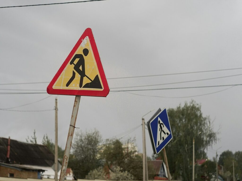 OPTSIGNS | Why Leading Road Signs Manufacturers Offer Custom Signs