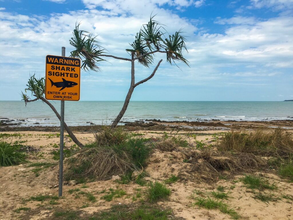 SEGNI OTTICI | Aluminium Sign Frames in Coastal and High-Humidity Regions OPTSIGNS | Aluminium Sign Frames in Coastal and High-Humidity Regions