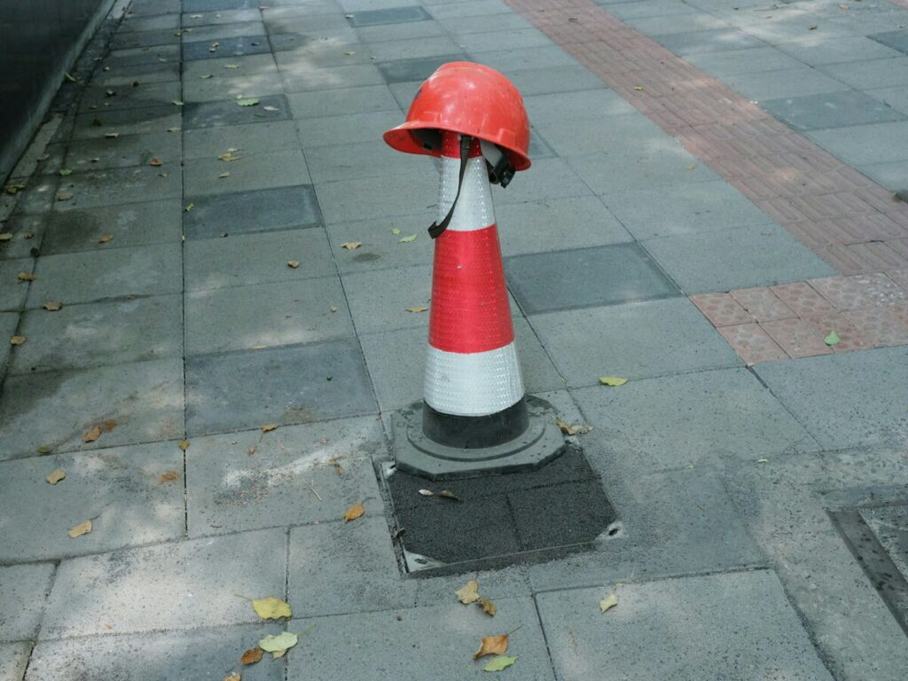 OPCIONES | Tiktok viral expone los conos de tráfico de Sacramento que reemplazan las farolas dañadas durante meses OPTSIGNS | Viral TikTok Exposes Sacramento’s Traffic Cones Replacing Damaged Streetlamps for Months