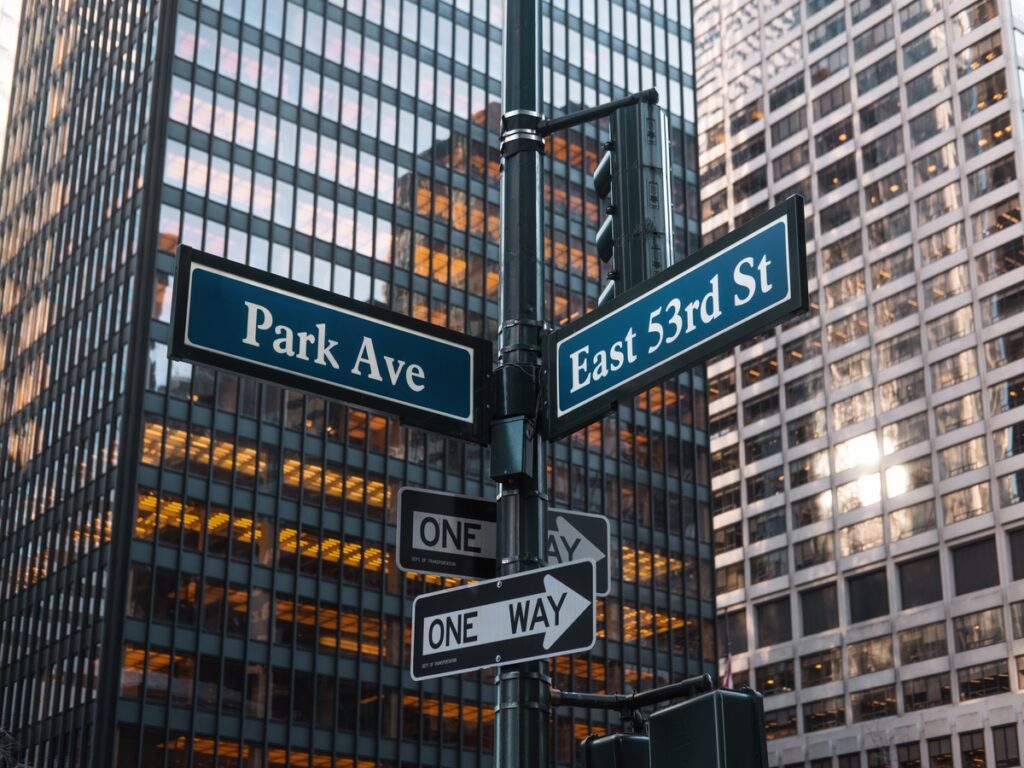 SIGNES OPTIQUES | How Multi-Directional Sign Brackets Reduce Sign Clutter and Improve Aesthetics OPTSIGNS | How Multi-Directional Sign Brackets Reduce Sign Clutter and Improve Aesthetics