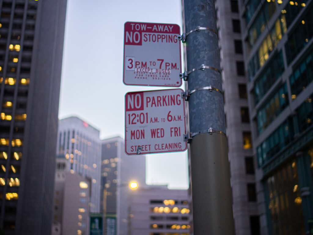 SIGNES OPTIQUES | Street Name Sign Brackets: Top Types and Best Uses OPTSIGNS | Street Name Sign Brackets: Top Types and Best Uses