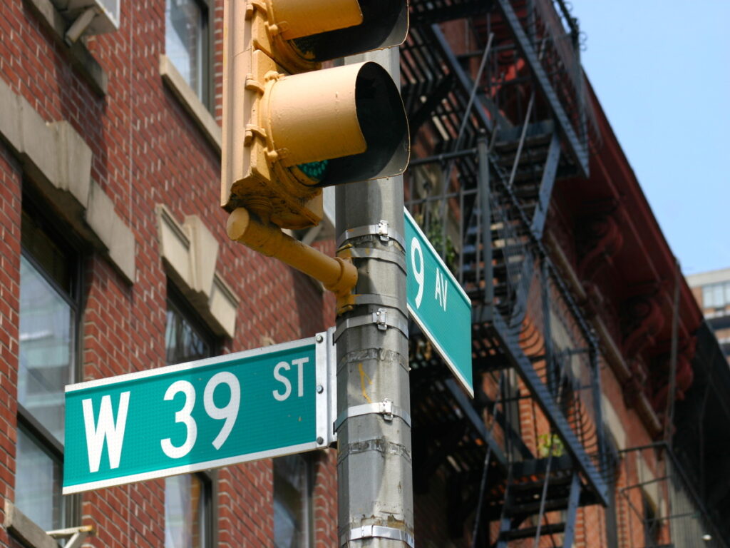 SIGNES OPTIQUES | Street Name Sign Brackets: Top Types and Best Uses OPTSIGNS | Street Name Sign Brackets: Top Types and Best Uses