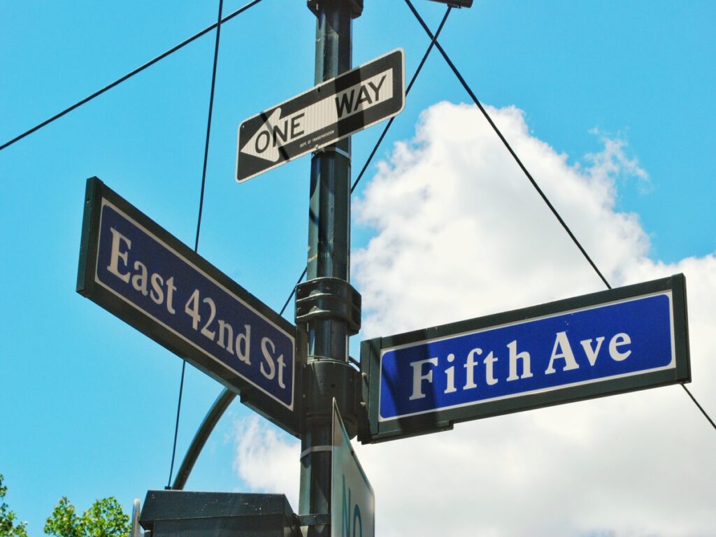 SIGNES OPTIQUES | 2-Way vs. 3-Way Street Name Brackets: What’s the Difference and When to Use Each OPTSIGNS | 2-Way vs. 3-Way Street Name Brackets: What’s the Difference and When to Use Each