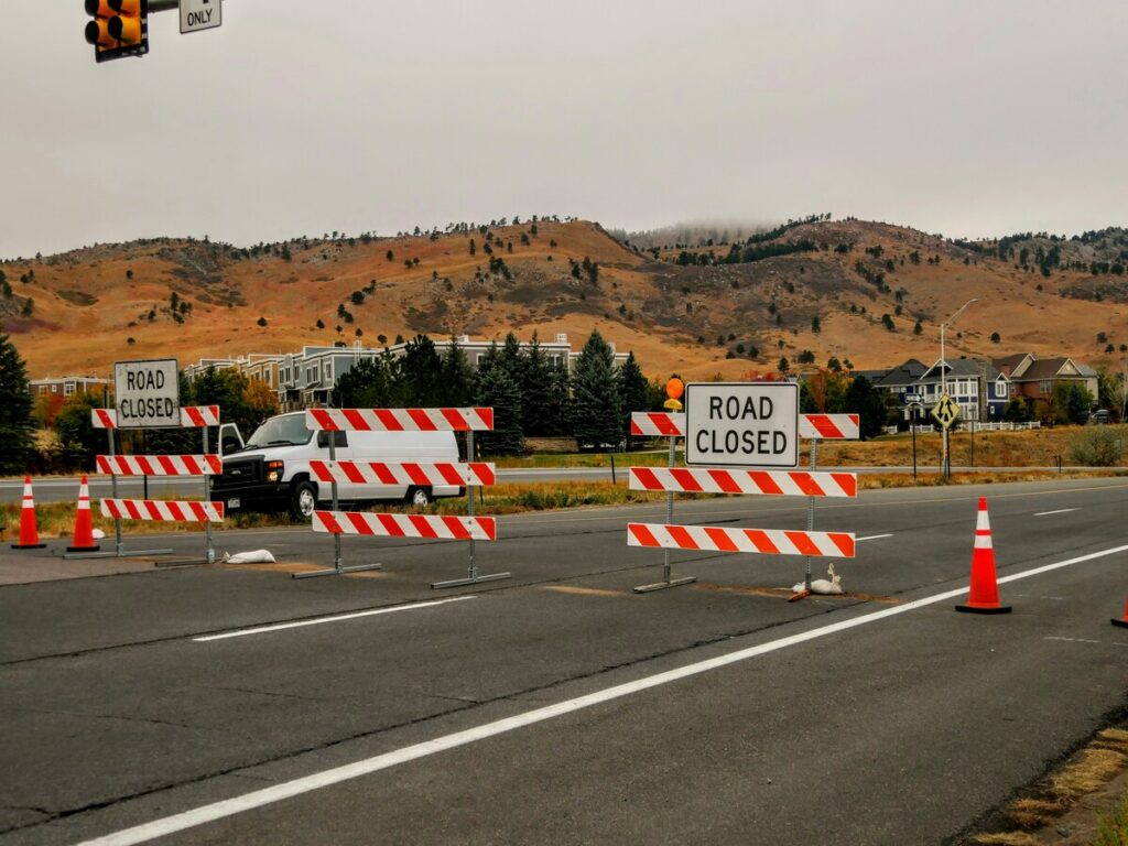 SIGNES OPTIQUES | Souins de cône de trafic vs panneaux de cône de trafic: Différences clés, Avantages, et lequel choisir OPTSIGNS | Traffic Cone Sleeves vs Traffic Cone Signs: Key Differences, Benefits, and Which One to Choose