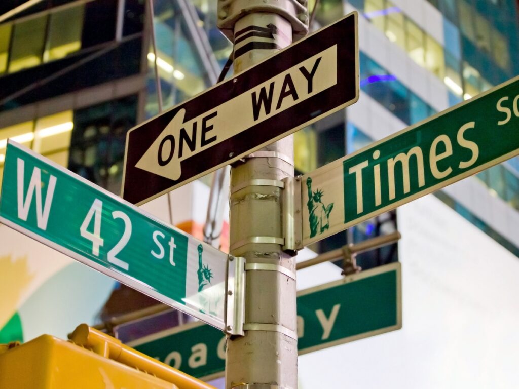 オプトサイン | Street Sign Bracket Regulations: What Installers Should Know OPTSIGNS | Street Sign Bracket Regulations: What Installers Should Know