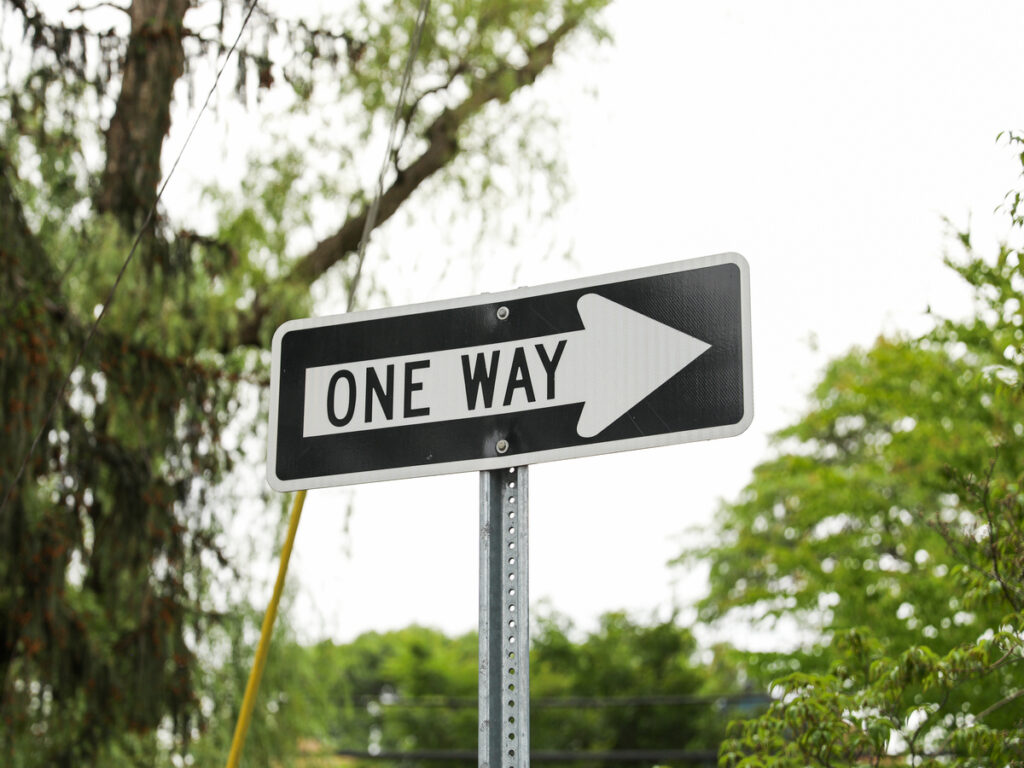 SEGNI OTTICI | How to Choose Road Sign Brackets for UK Rural vs Urban Environments OPTSIGNS | How to Choose Road Sign Brackets for UK Rural vs Urban Environments