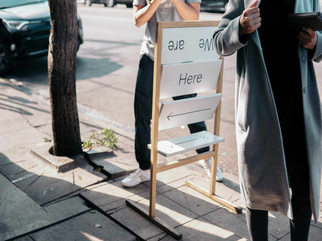 विकल्पसंकेत | Efficient Event Wayfinding with Slide-In Swing Sign Frames OPTSIGNS | Efficient Event Wayfinding with Slide-In Swing Sign Frames