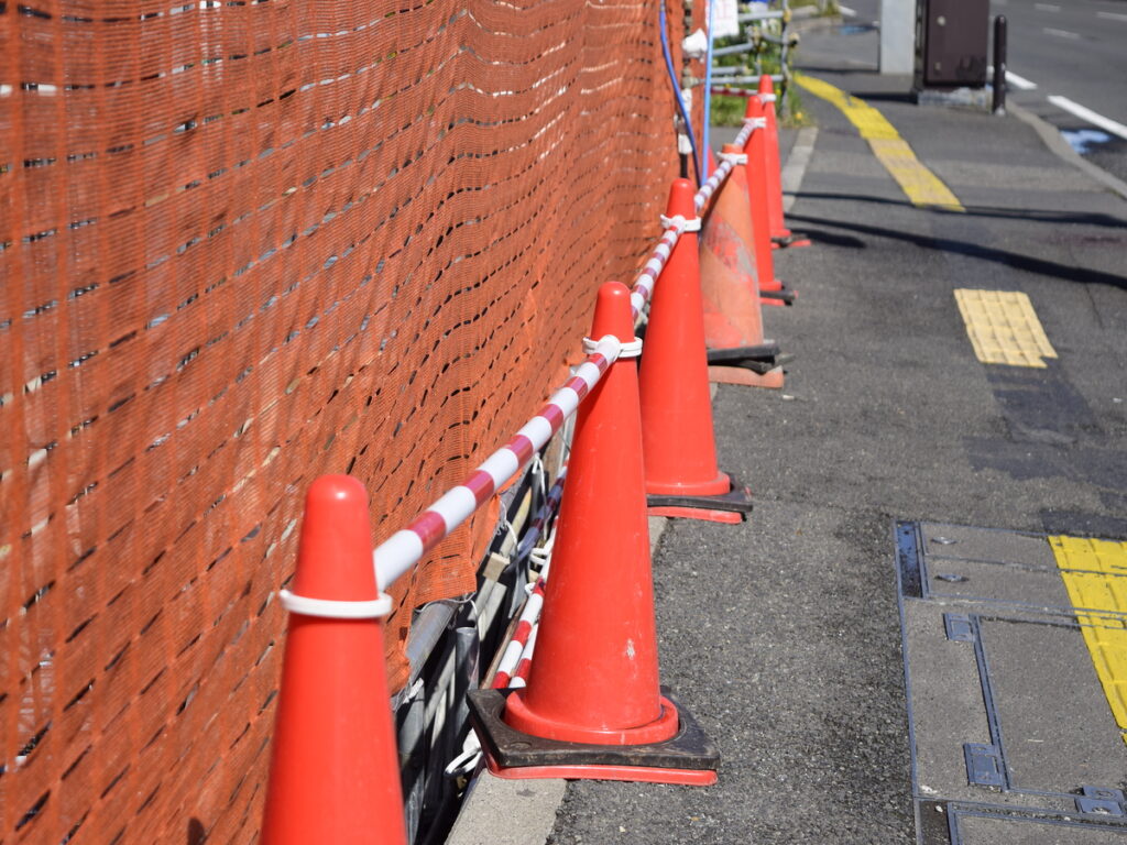 विकल्पसंकेत | Retractable Belt vs. Cone Bars: Which Traffic Cone Barrier System Is Right for You? OPTSIGNS | Retractable Belt vs. Cone Bars: Which Traffic Cone Barrier System Is Right for You?