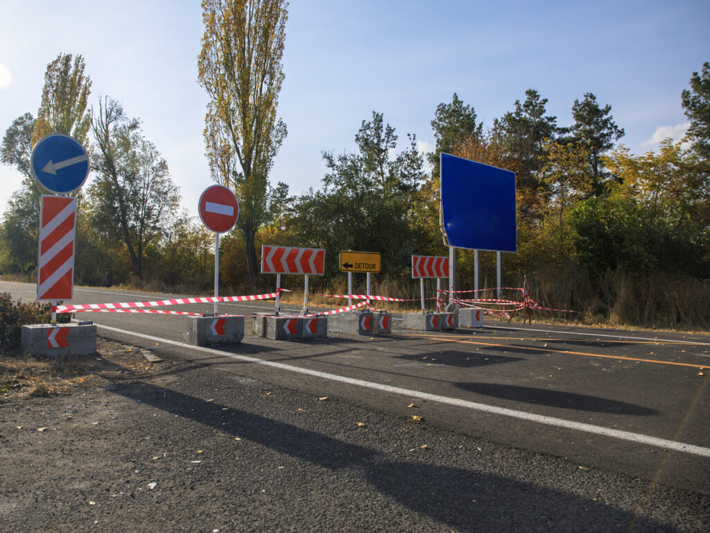 OPCIONES | How Channelizing Devices Fit into AI-Enabled Complete Streets OPTSIGNS | How Channelizing Devices Fit into AI-Enabled Complete Streets