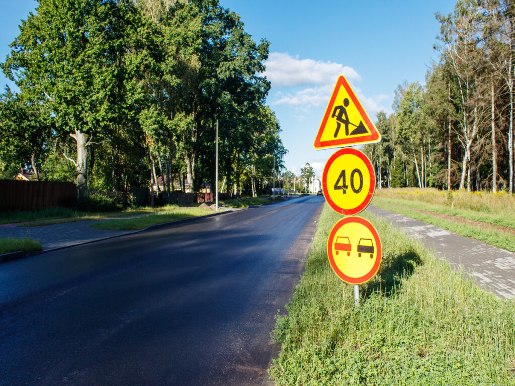 SEGNI OTTICI | US vs EU vs Australia: How Road Sign Frames Differ in Standards and Practice OPTSIGNS | US vs EU vs Australia: How Road Sign Frames Differ in Standards and Practice