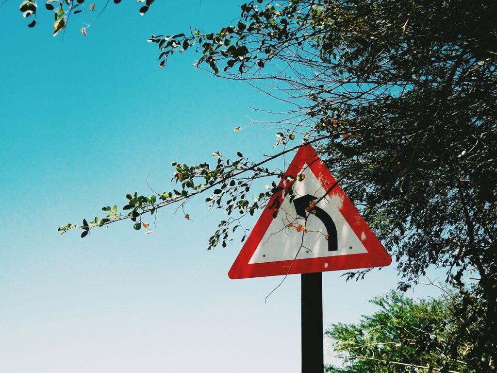 OPTSIGNS | Alumínio de alumínio vs suportes de aço: Prós e contras OPTSIGNS | Aluminum Alloy vs Steel Road Brackets: Pros and Cons