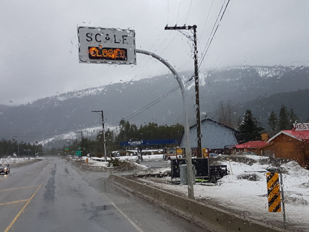 OPTSIGNS | Como os suportes da estrada de liga de alumínio se executam em condições climáticas extremas OPTSIGNS | How Aluminum Alloy Road Brackets Perform in Extreme Weather Conditions