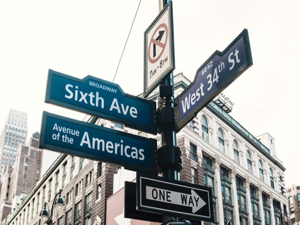 SIGNES OPTIQUES | 2-Way vs. 3-Way Street Name Brackets: What’s the Difference and When to Use Each OPTSIGNS | 2-Way vs. 3-Way Street Name Brackets: What’s the Difference and When to Use Each