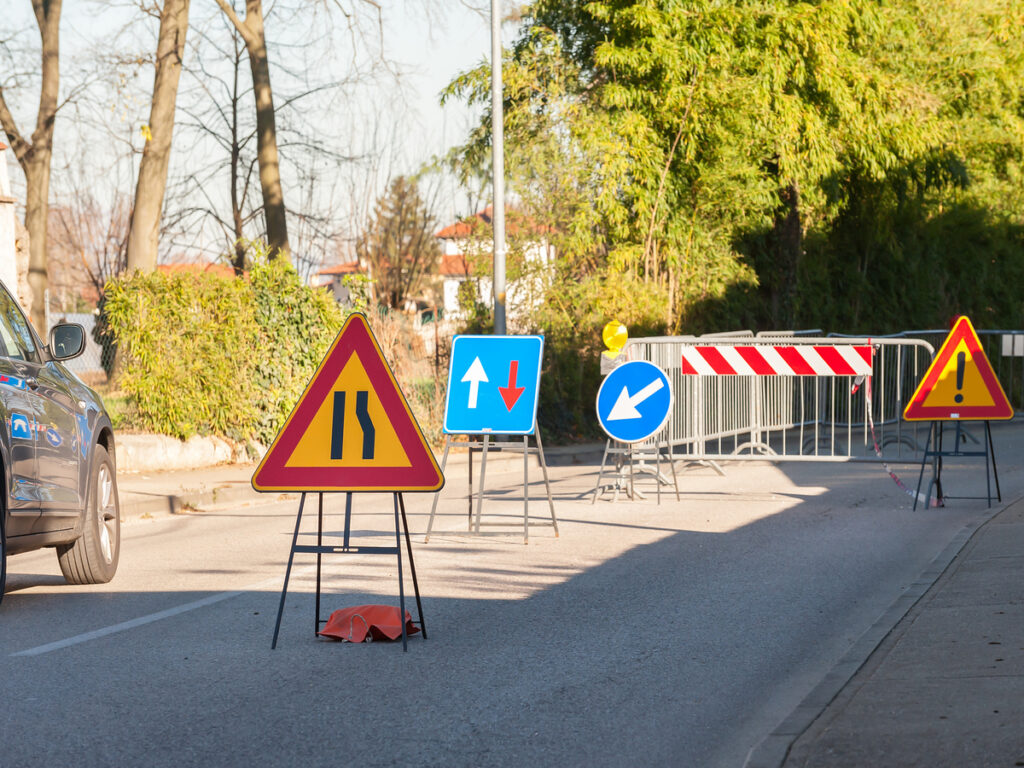 OPCIONES | Traffic Sign Frames vs. Soportes: What’s the Difference and When to Use Each? OPTSIGNS | Traffic Sign Frames vs. Brackets: What’s the Difference and When to Use Each?