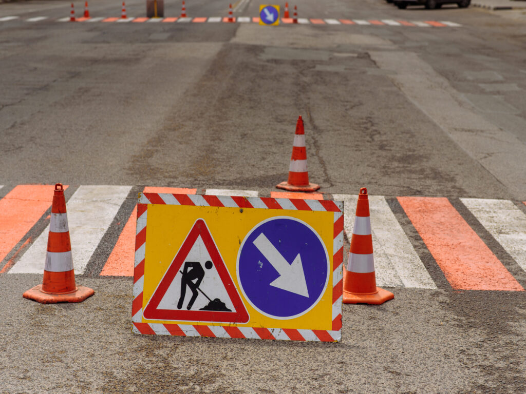 옵션 | 원뿔 표시가 도로 표시 프레임을 교체 할 수 있습니다? Here's When It Works—and When It Doesn't OPTSIGNS | Can a Cone Sign Replace a Road Sign Frame? Here's When It Works—and When It Doesn't