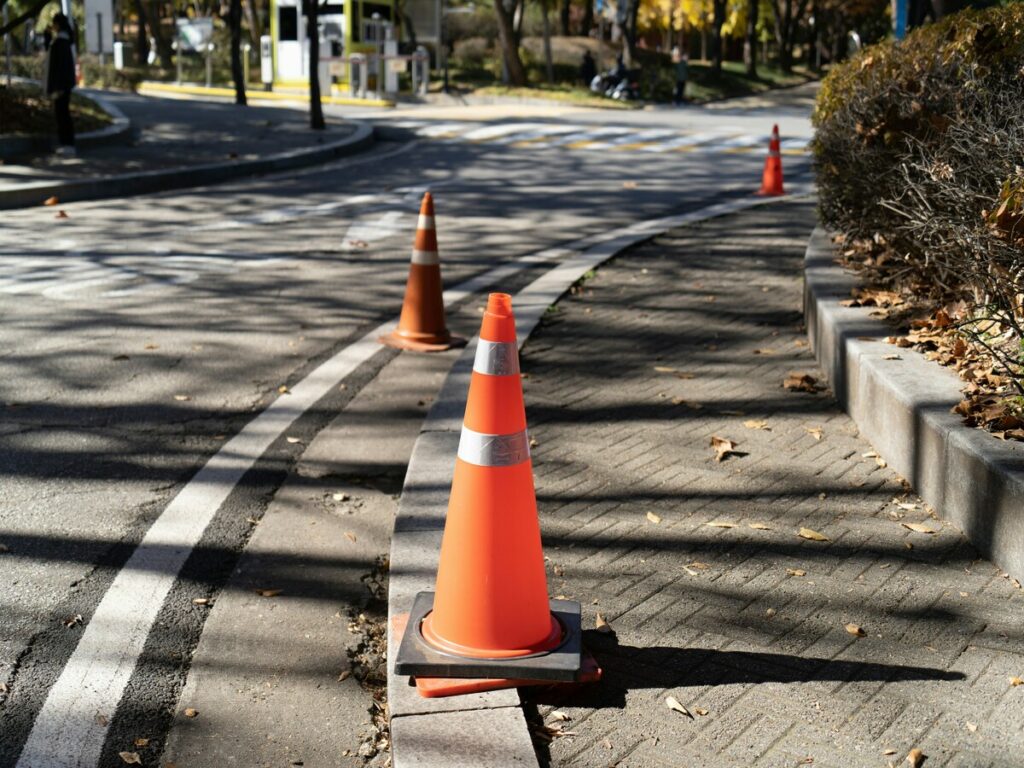 OPCIONES | Gestión de la carga estacional con conos de canalizer para camiones de plataforma plana OPTSIGNS | Managing Seasonal Freight with Channelizer Cones for Flatbed Trucking