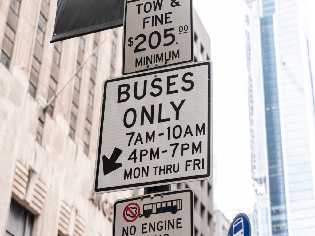 SIGNES OPTIQUES | Street Sign Bracket Materials Compared: Aluminium vs. Steel vs. Plastique OPTSIGNS | Street Sign Bracket Materials Compared: Aluminum vs. Steel vs. Plastic