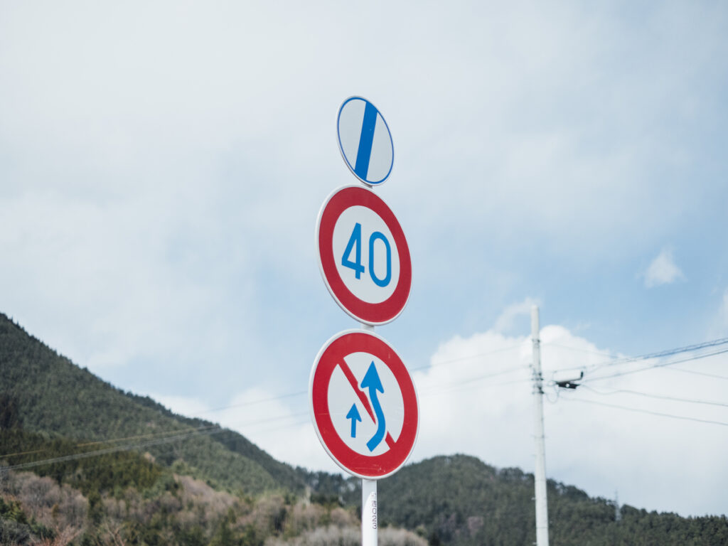 ОПТСАЙНЫ | Sustainability in Road Safety: Eco-Friendly Materials in Road Sign Stands OPTSIGNS | Sustainability in Road Safety: Eco-Friendly Materials in Road Sign Stands