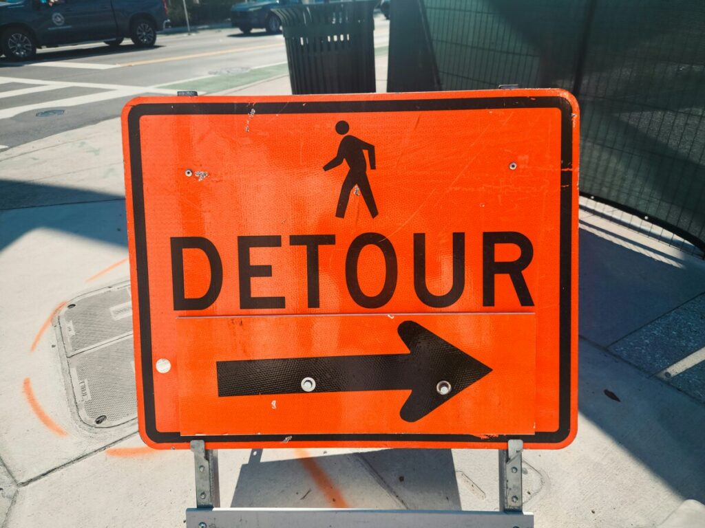 SIGNES OPTIQUES | Les avantages de la rentabilité et de la chaîne d'approvisionnement des cadres de panneaux d'achat en vrac OPTSIGNS | Cost-Effectiveness and Supply Chain Advantages of Bulk Purchasing Road Sign Frames