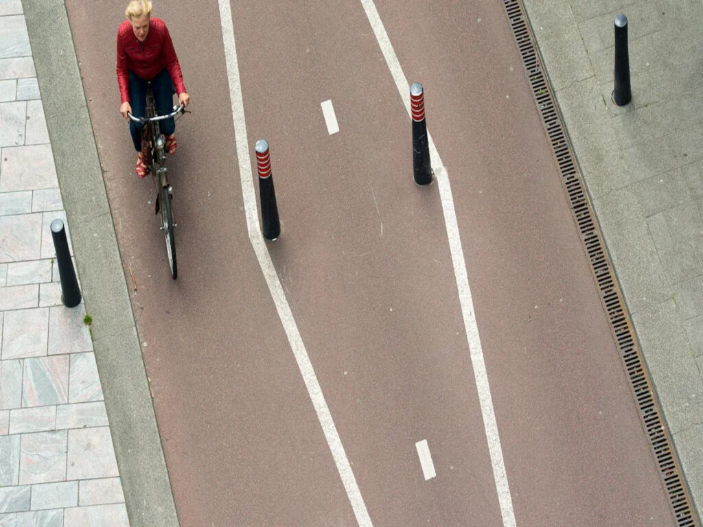 OPTSIGNS | Urban Pollution and Metal Corrosion: How to Extend Your Bollards’ Lifespan OPTSIGNS | Urban Pollution and Metal Corrosion: How to Extend Your Bollards’ Lifespan