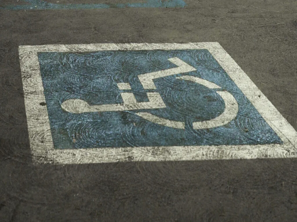 SEGNI OTTICI | La conformità del bollard Ada ha reso semplice per gli spazi pubblici accessibili OPTSIGNS | ADA Bollard Compliance Made Simple for Accessible Public Spaces