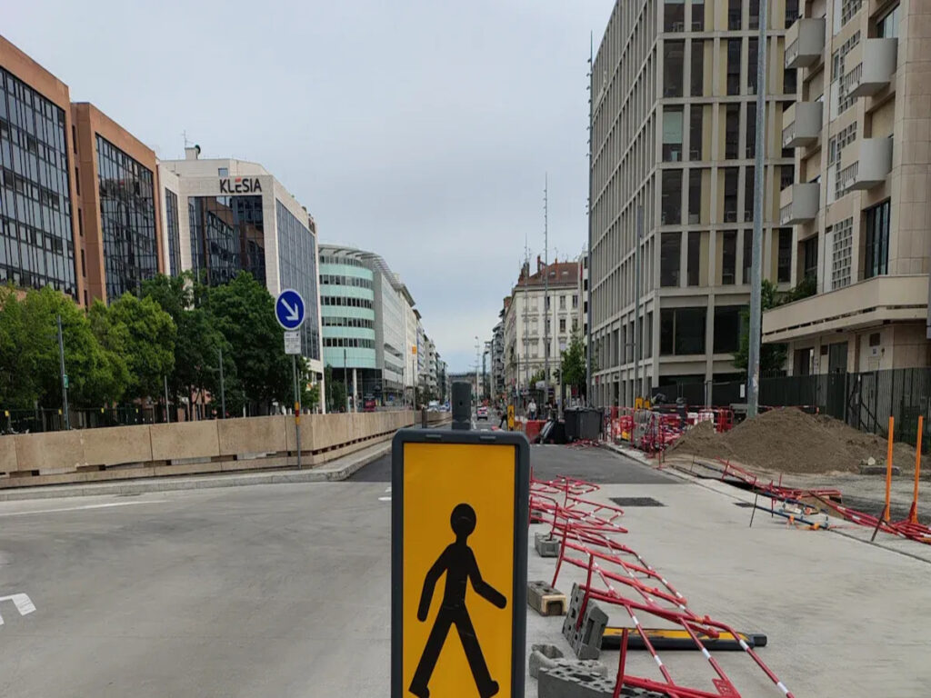 OPTSIGNS | Integrating Queue Warning Systems with Traffic Delineator Posts for Smarter Work Zone Safety OPTSIGNS | Integrating Queue Warning Systems with Traffic Delineator Posts for Smarter Work Zone Safety