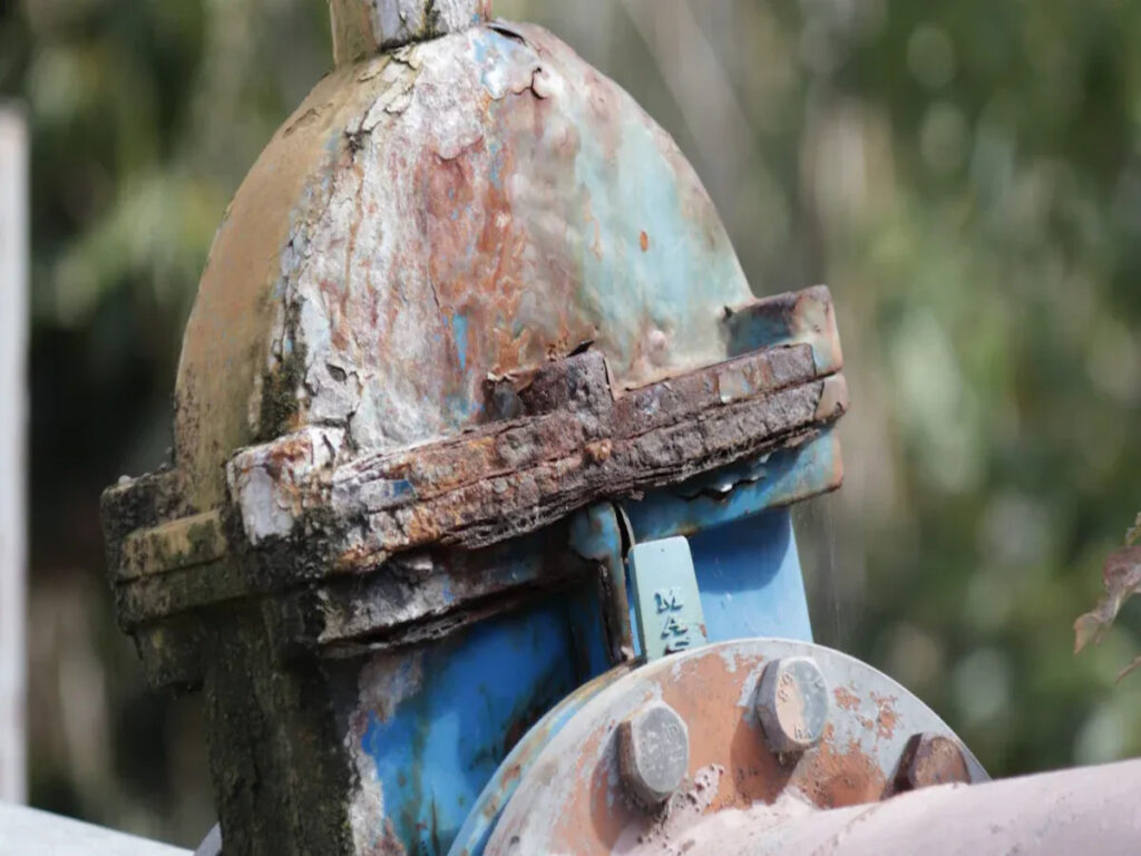 OPTSIGNS | Urban Pollution and Metal Corrosion: How to Extend Your Bollards’ Lifespan