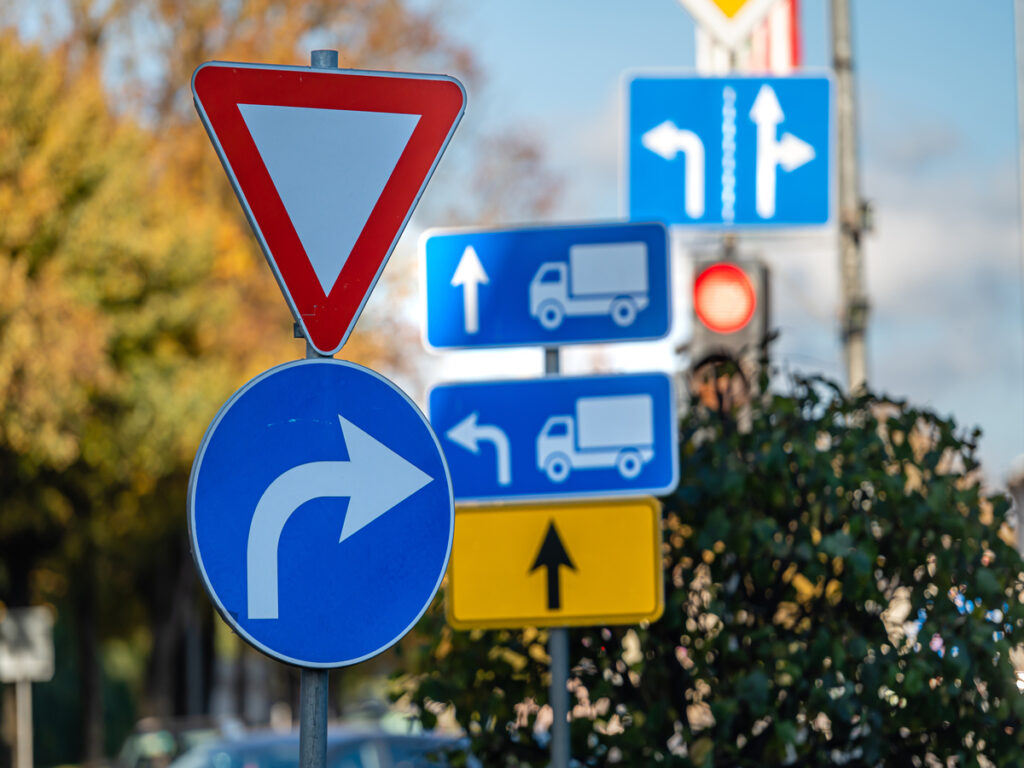 OPTSIGNS | Kostengünstige Flottenlösungen: Die Rolle des Bulk -Kaufverkehrszeichens OPTSIGNS | Cost-Effective Fleet Solutions: The Role of Bulk Purchasing Traffic Signs