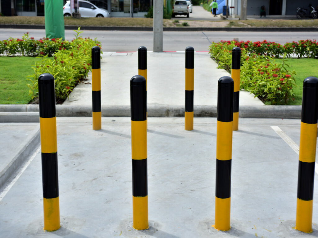विकल्पसंकेत | 304 बनाम 316 Stainless Steel: What’s the Difference for Your Bollards? OPTSIGNS | 304 vs 316 Stainless Steel: What’s the Difference for Your Bollards?