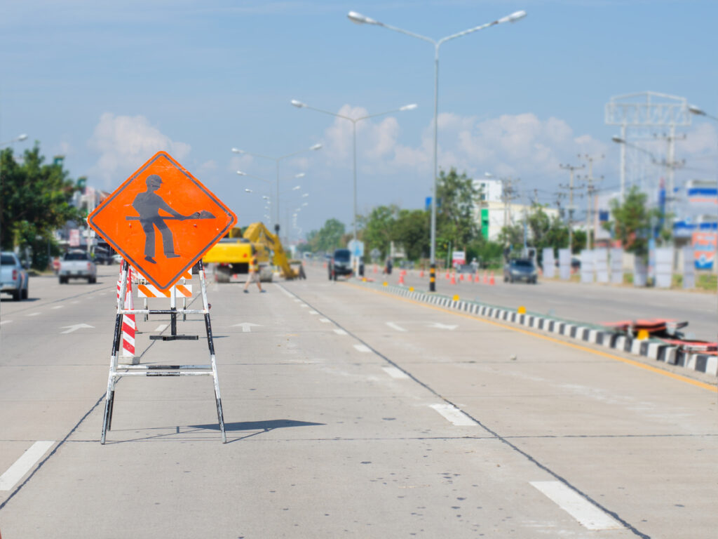 SIGNES OPTIQUES | Impact des fuites diesel et hydrauliques sur les cadres et solutions des panneaux routiers OPTSIGNS | Impact of Diesel and Hydraulic Leaks on Road Sign Frames and Solutions