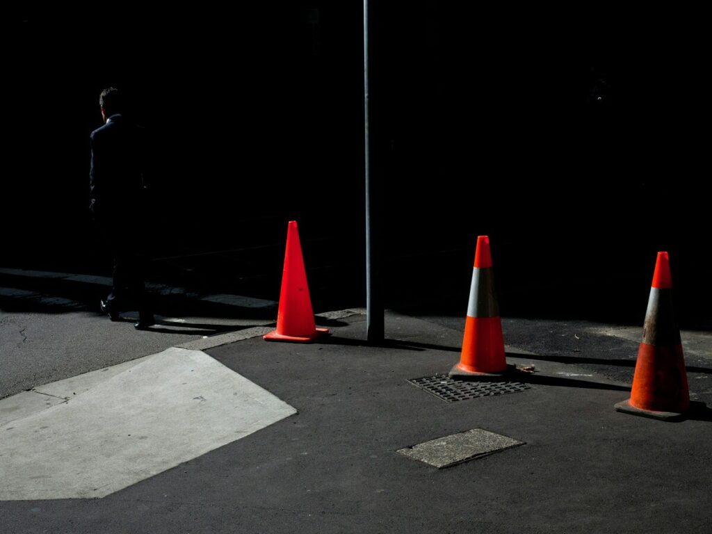 OPCIONES | Optimización de la eficiencia de la flota con conos de tráfico: Una guía práctica para gerentes de flota OPTSIGNS | Optimizing Fleet Efficiency with Traffic Cones: A Practical Guide for Fleet Managers