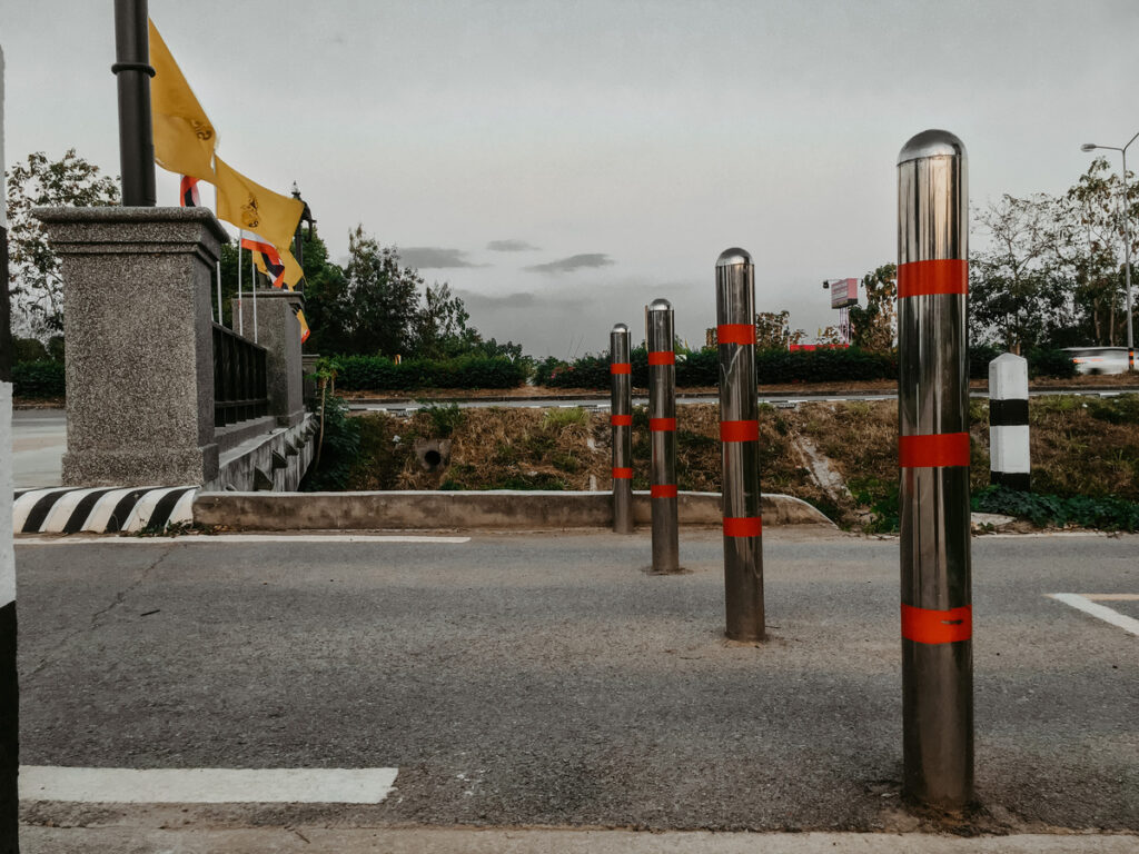 विकल्पसंकेत | 304 बनाम 316 Stainless Steel: What’s the Difference for Your Bollards? OPTSIGNS | 304 vs 316 Stainless Steel: What’s the Difference for Your Bollards?