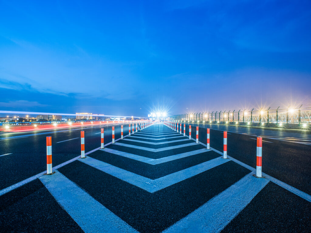 OPTSIGNS | Enhancing Driver Safety with Reflective Delineators: A Guide for Fleet Managers
