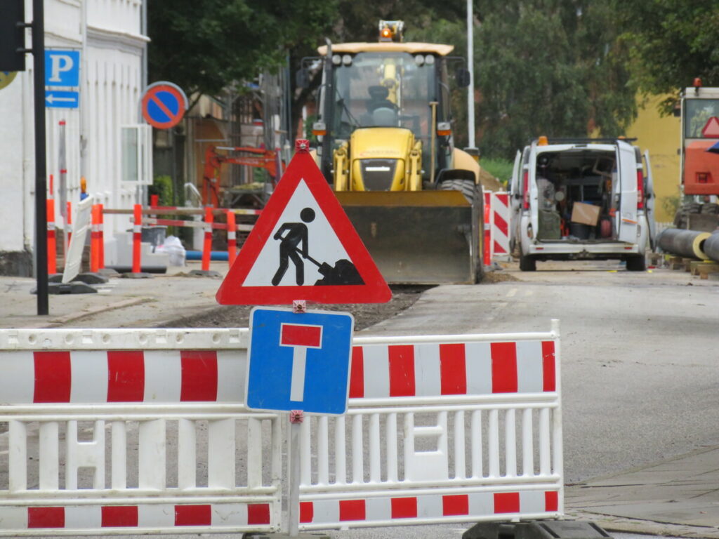 SIGNES OPTIQUES | Construction Site Bollards: Protecting Workers, Équipement, and Site Safety OPTSIGNS | Construction Site Bollards: Protecting Workers, Equipment, and Site Safety